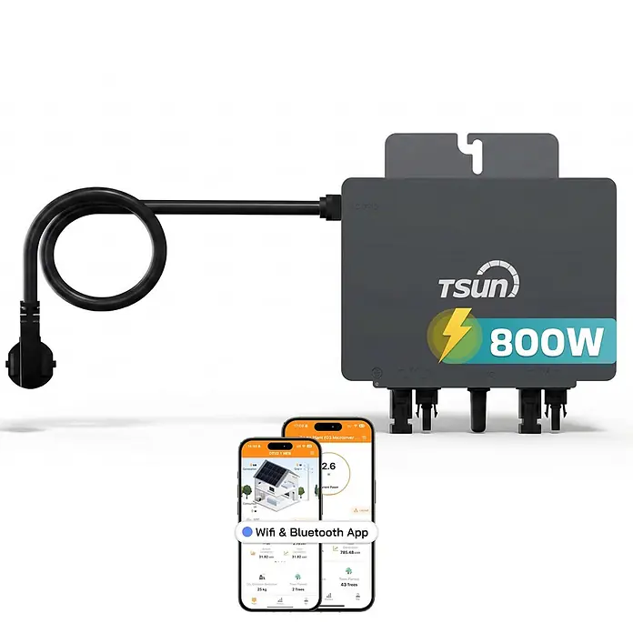 Sunniva Balkonkraftwerk-Set 2000 / 800 Watt mit TSUN MX800Lite Wechselrichter - Nennleistung: 800 W - Dunkelgrauer TSUN 800W Mikro-Wechselrichter mit AC-Kabel, daneben zwei Smartphones mit seiner Wifi- & Bluetooth-Überwachungs-App.