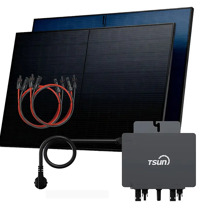Sunniva Balkonkraftwerk-Set 1000 / 800 Watt mit TSUN MX800Lite Wechselrichter - Nennleistung: 800 W - Ein Solarpanel-Kit mit zwei schwarzen/blauen Solarmodulen, Verbindungskabeln und einem grauen TSUN Mikro-Wechselrichter mit Stecker.