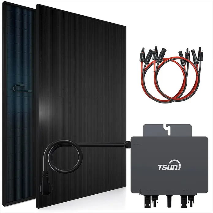 Sunniva Balkonkraftwerk-Set 920 / 800 Watt mit TSUN MX800Lite Wechselrichter - Nennleistung: 800 W - Zwei schwarze Solarmodule, ein grauer TSUN-Mikrowechselrichter und rot/schwarze Solarkabel mit Steckern. Komponenten für ein Solarstromsystem.
