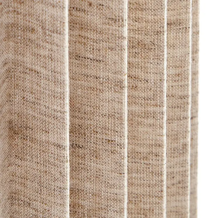 Lindby Tischleuchte Maveo - Holz dunkel, alu / grau / zink, E27 - Plissierter, hellbrauner Stoff in Leinenoptik mit sichtbarer Webstruktur.