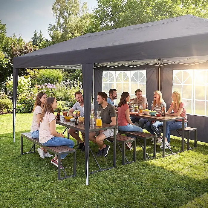 ECD Germany Faltpavillon - B x T: 600 x 600 cm, Farbe Dach: Anthrazit - Dunkelgrauer Pavillon im Garten, spendet Schatten für Leute, die an Picknicktischen zusammen sitzen.