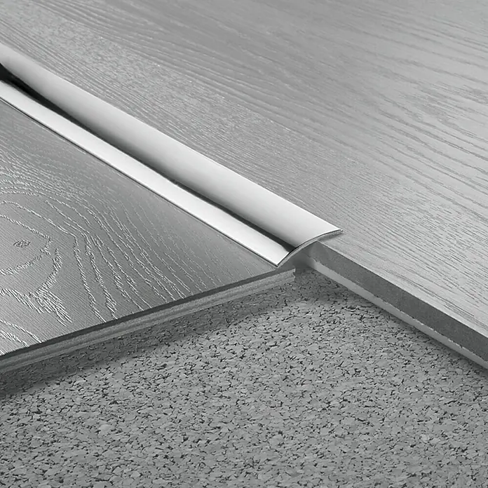 LOGOCLIC Übergangsprofil 110 - Edelstahl glänzend, 0,9 m x 30 mm x 3,5 mm, Montageart: Kleben, Ungelocht - Bodenübergangsprofil aus Chrom zwischen zwei Holzfußböden unterschiedlicher Höhe, darunter eine Korkschicht.
