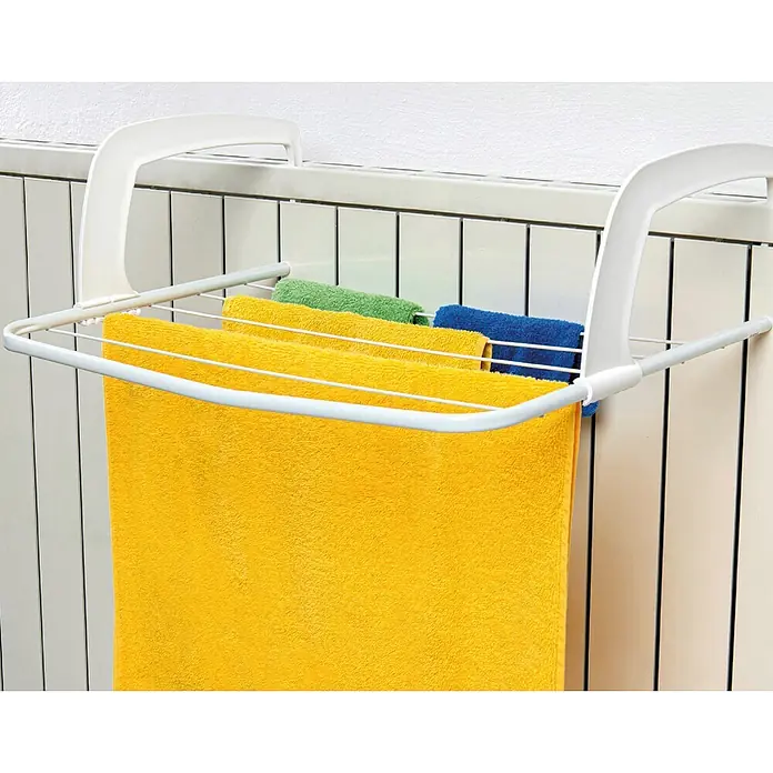Juwel Wandwäschetrockner VIP Piccolo - 51 cm, Farbe: Weiß - Weißer Heizkörper-Wäscheständer, auf dem gelbe, grüne und blaue Handtücher hängen.