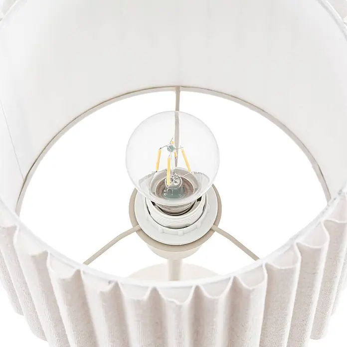Lindby Tischleuchte Libbie - L x B x H: 25 x 25 x 45 cm, creme / amber, E27 - Plissierter cremefarbener Stofflampenschirm mit klarer LED-Birne in weißer Fassung.