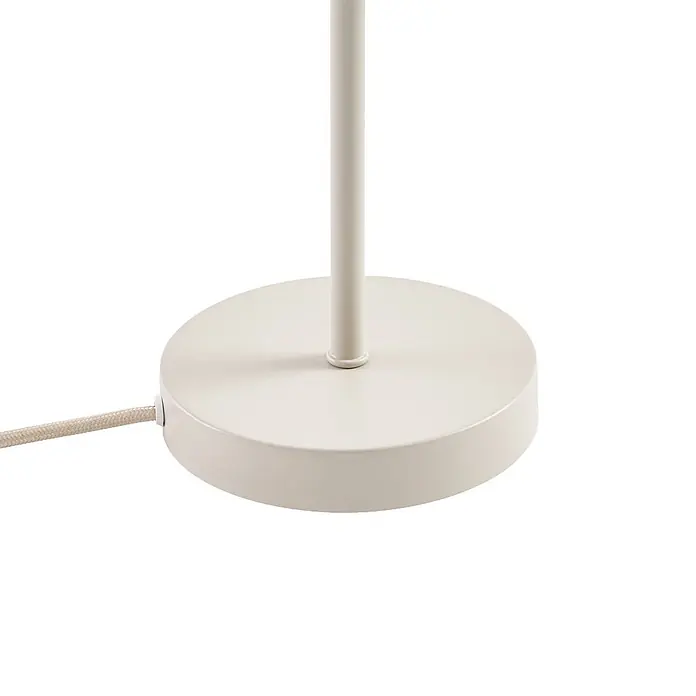 Lindby Tischleuchte Libbie - L x B x H: 25 x 25 x 45 cm, creme / amber, E27 - Nahaufnahme eines cremefarbenen Lampenfußes mit passendem geflochtenem Stromkabel und zentraler Stange.