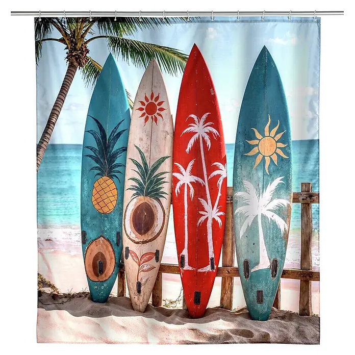 Wenko Duschvorhang Louros - B x H: 1.800 x 2.000 mm, Kunststoff, Surfbretter Bunt - Duschvorhang mit lebhafter Strandkulisse: vier bunte Surfbretter im Sand, Palmen und Meereshintergrund.
