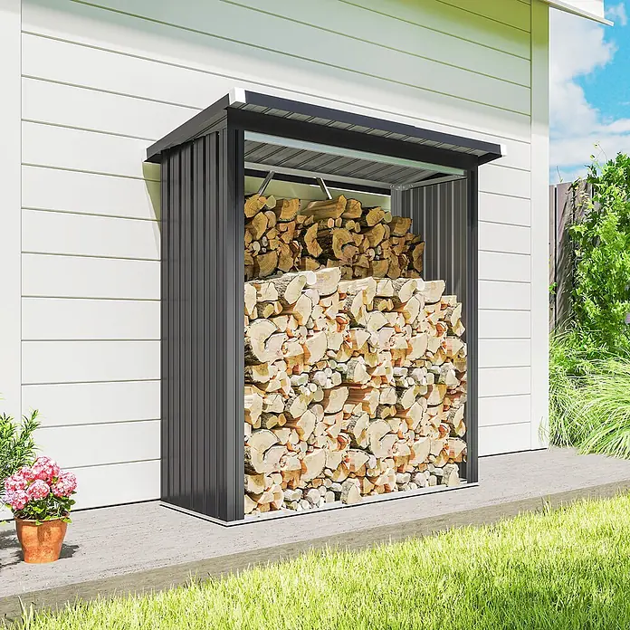 Outsunny Kaminholzregal - Stahl, Dunkelgrau - Dunkelgrauer Metall-Holzunterstand, gefüllt mit gestapelten Holzscheiten, an einer weißen Hauswand im Garten platziert.