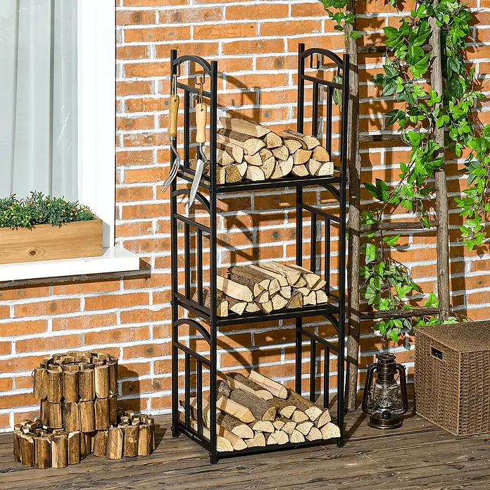 Outsunny Kaminholzregal - Metall, Schwarz - Ein schwarzes 3-stöckiges Kaminholzregal aus Metall, gefüllt mit Holzscheiten, steht auf einer Terrasse an einer Ziegelwand. Es hat Haken für Kaminbesteck.