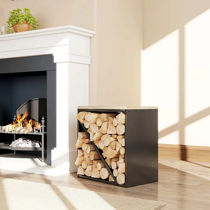 Outsunny Kaminholzregal - Metall, Schwarz - Schwarzer Holzscheitständer aus Metall mit heller Holzplatte, gefüllt mit Holzscheiten, neben einem Kamin.