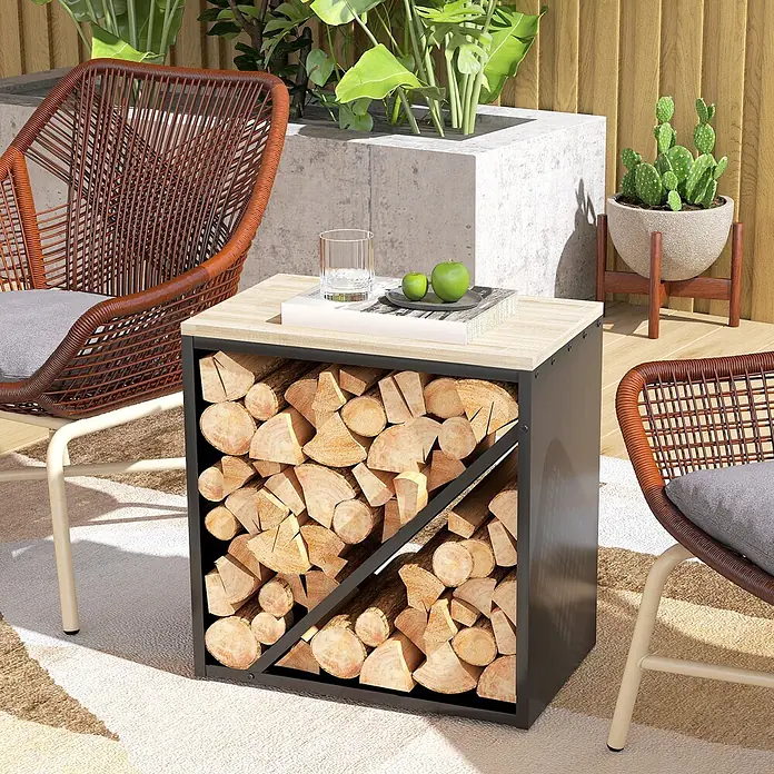 Outsunny Kaminholzregal - Metall, Schwarz - Quadratischer Beistelltisch mit heller Holzplatte und schwarzem Rahmen, Brennholz lagernd. Im Freien zwischen zwei Stühlen genutzt.