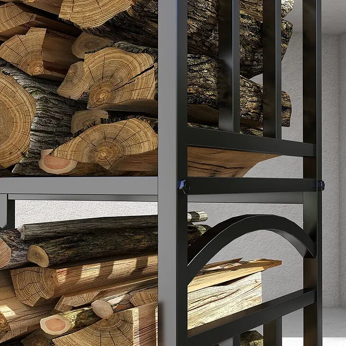 Outsunny Kaminholzregal - Metall, Schwarz - Schwarzes Metall-Kaminholzregal gefüllt mit verschiedenen gespaltenen und ganzen Holzscheiten, teils mit Rinde.