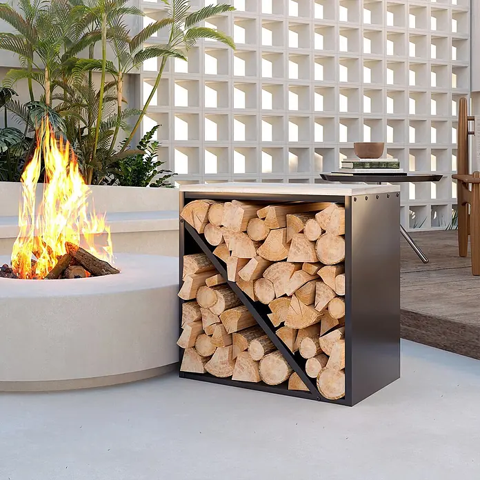Outsunny Kaminholzregal - Metall, Schwarz - Schwarzes Metall-Holzregal mit Holzauflage, gefüllt mit hellem Holz, neben einer Feuerstelle.