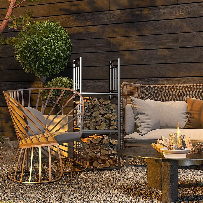 Outsunny Kaminholzregal - Metall, Schwarz - Silbernes Metall-Kaminholzregal, gefüllt mit Holzscheiten, zwischen Outdoor-Loungemöbeln auf einem Kieshof.