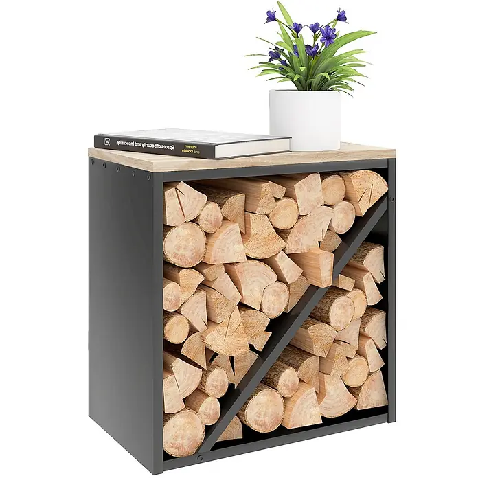Outsunny Kaminholzregal - Metall, Schwarz - Dunkelgraues Metall- und helles Holz-Kaminholzregal, gefüllt mit Holzscheiten, mit Buch und Topfpflanze obendrauf.