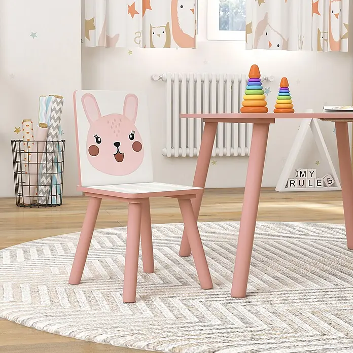 Zonekiz Kindertisch Rosa 60cm x 60cm x 44cm -  - Rosa Holzstuhl für Kinder mit Hasengesicht und passendem Tisch in einem Spielzimmer.