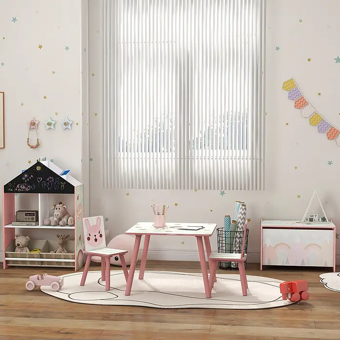 Zonekiz Kindertisch Rosa 60cm x 60cm x 44cm -  - Ein rosa-weißes Kinderholztischset mit zwei passenden Stühlen in einem fröhlichen Spielzimmer.