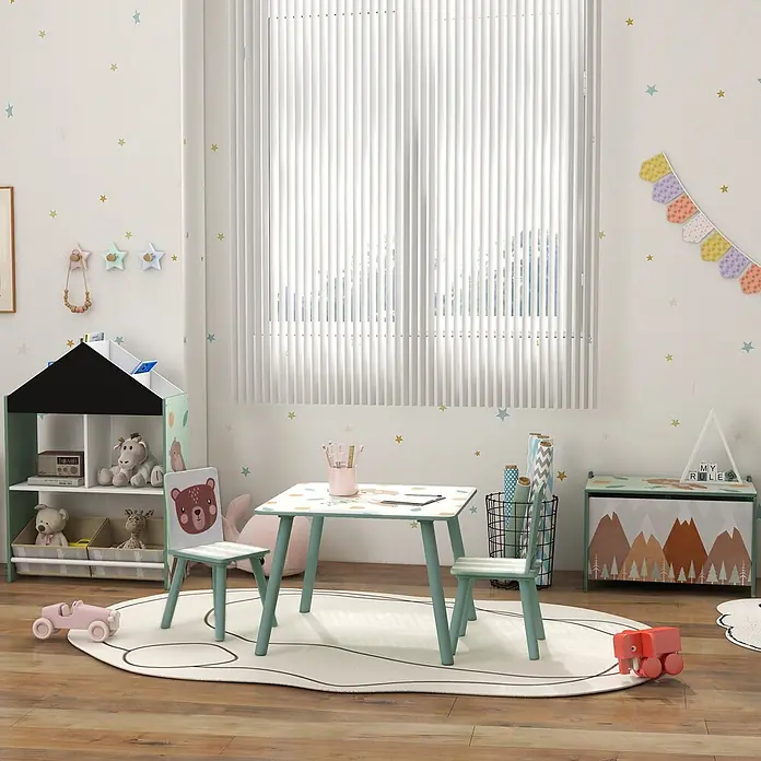 Zonekiz Kindertisch Grün 60cm x 60cm x 44cm -  - Ein hellgrüner Kindertisch mit zwei passenden Stühlen, einer mit Bärenmotiv, zum Spielen in einem Kinderzimmer.