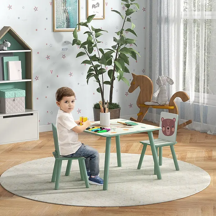 Zonekiz Kindertisch Grün 60cm x 60cm x 44cm -  - Mintgrüne Kindertisch- und Stuhl-Set. Ein Kind sitzt am Tisch und spielt. Ein Stuhl zeigt ein Bärenmotiv.