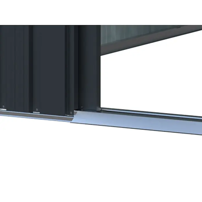 StarLine Metall Gerätehaus Lübeck 5,98 m² - Außenbreite inkl. Dachüberstand: 238,4 cm, Außentiefe inkl. Dachüberstand: 278,8 cm, Metall, Anthratit RAL 7016 - Unterer Teil einer dunkelgrauen Schiebetür mit silberner Metallschiene und integrierter flacher Rampe für Barrierefreiheit.