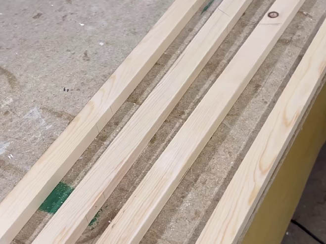 3 Holzlatten liegen auf der Werkbank