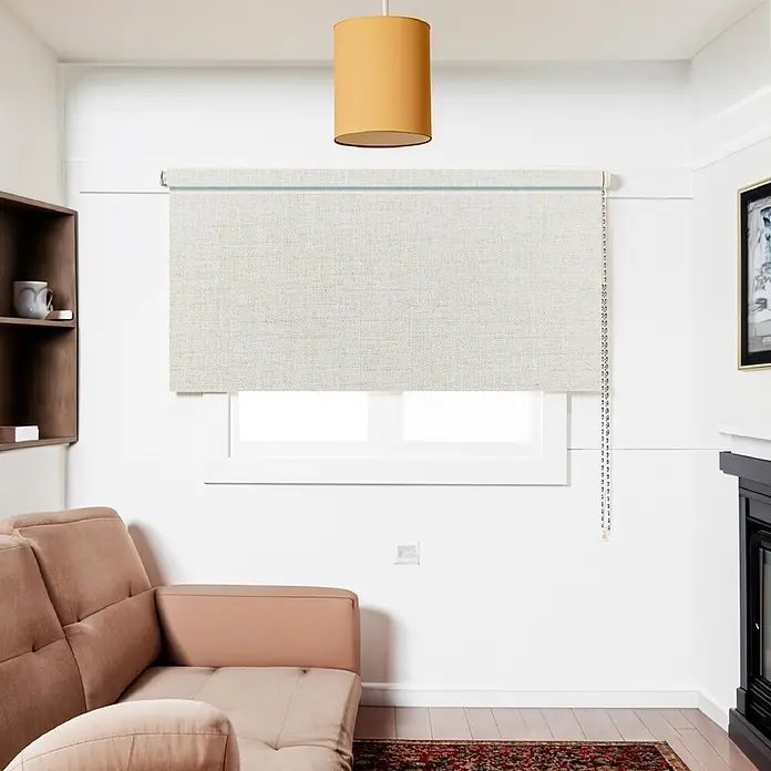 Estor enrollable opaco Oscurite - An x Al: 120 x 250 cm, Beige - Estor enrollable beige claro texturizado cubriendo una ventana en una sala de estar.
