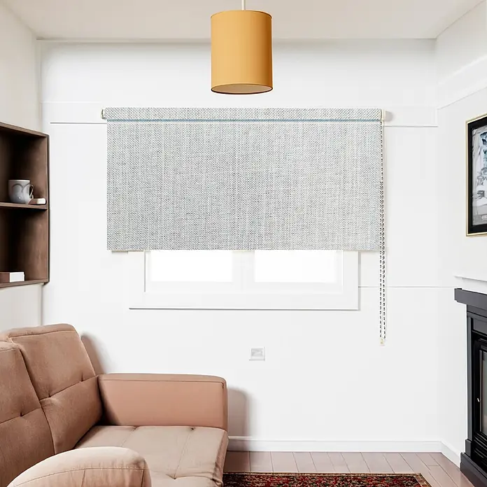 Estor enrollable opaco Oscurite - An x Al: 150 x 250 cm, Gris - Estor enrollable de color claro con textura tejida, instalado sobre una ventana en un espacio luminoso.