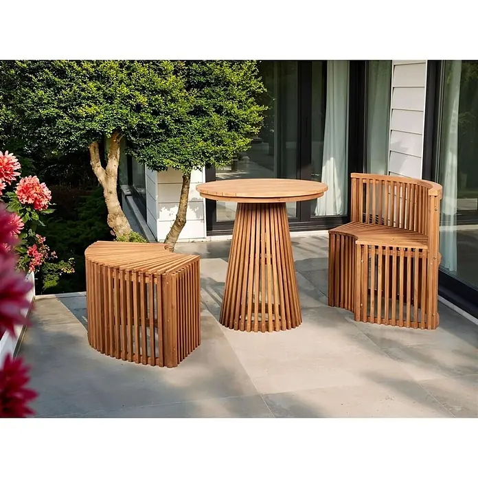 Bene Living Gartenliegen-Set Deckchair Yacht & Tische Verwood - B x T: 170 x 60 cm, braun, Naturmaterialien, Klappbar - Set Gartenmöbel aus Holzlatten: ein runder Tisch, eine geschwungene Bank und ein Hocker auf einer Terrasse.