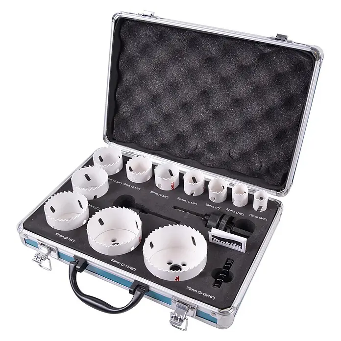 Makita Lochsägen-Set Sanitär D-47298 -  - Offener Metallkoffer mit einem Set weißer Makita Lochsägen in verschiedenen Größen, angeordnet in schwarzem Schaumstoff.