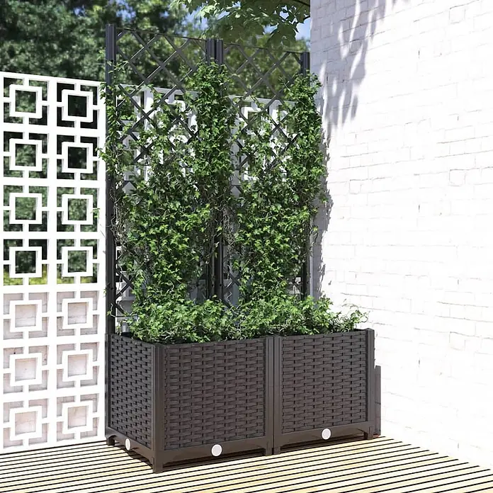 Furnicato Hochbeet - 40 x 80 x 136 cm, Kunststoff, Schwarz - Zwei dunkelbraune Pflanzkästen im Rattan-Stil mit integrierten Rankgittern auf einer Holzterrasse mit Kletterpflanzen.