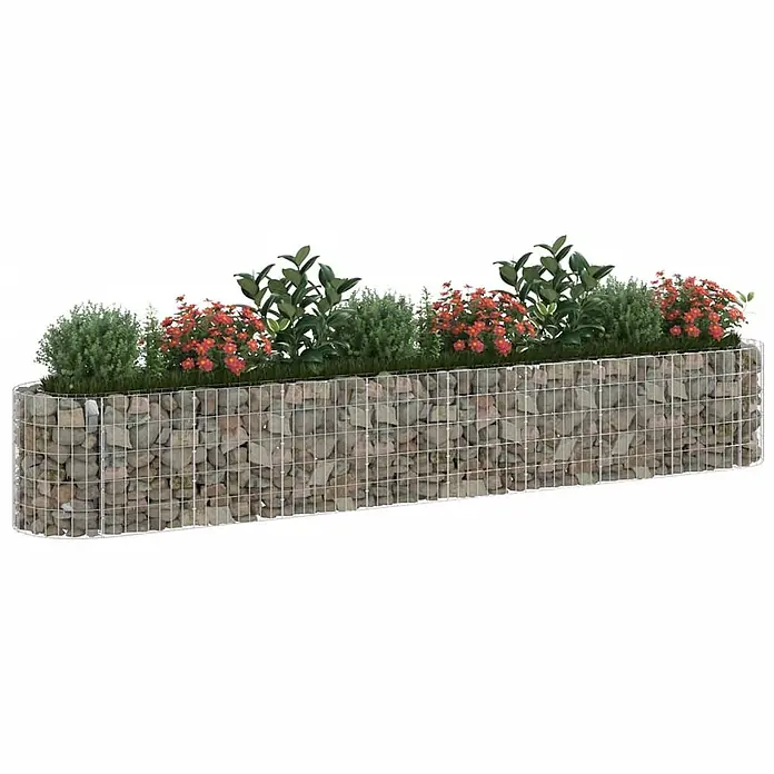 Furnicato Hochbeet - 330 x 50 x 50 cm, Metall, Silber - Langer Gabionen-Pflanzkasten aus Metallgitter und Steinen, bepflanzt mit grünen Büschen und rotblühenden Pflanzen.