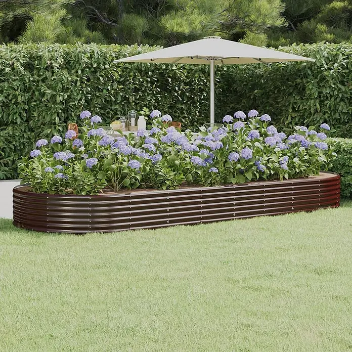Furnicato Hochbeet - 373 x 140 x 36 cm, Stahl, Braun - Gartentiefbeet aus braunem Wellblech, gefüllt mit lila Hortensien, in einem Garten.