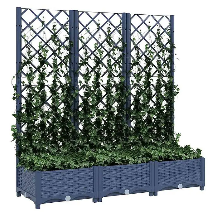 Furnicato Hochbeet - 40 x 120 x 121,5 cm, Kunststoff, Blaugrau - Drei dunkelblaue Pflanzkästen mit Rattan-Textur und integrierten Rankgittern, bewachsen mit Efeu.