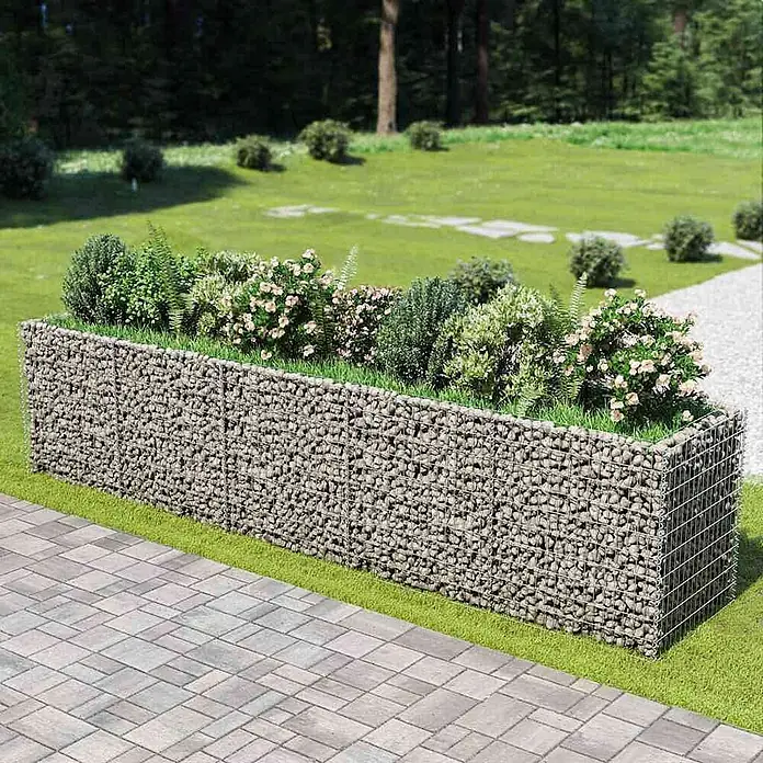 Furnicato Gabionen-Hochbeet - 450 x 90 x 100 cm, Stahl - Gabionen-Pflanzkasten aus Drahtgeflecht mit Steinen gefüllt, bepflanzt mit Blumen und Sträuchern.