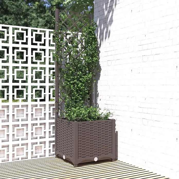 Furnicato Hochbeet - 40 x 40 x 136 cm, Kunststoff, Braun - Brauner Rattan-Pflanzkasten mit integriertem Spalier, der eine grüne Kletterpflanze auf einer Terrasse stützt.