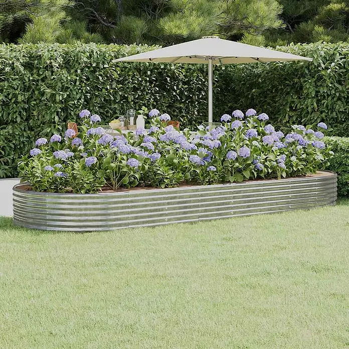 Furnicato Hochbeet - 373 x 140 x 36 cm, Stahl, Silber - Verzinktes Wellblech-Hochbeet, bepflanzt mit leuchtend violetten Hortensien, in einem Garten.