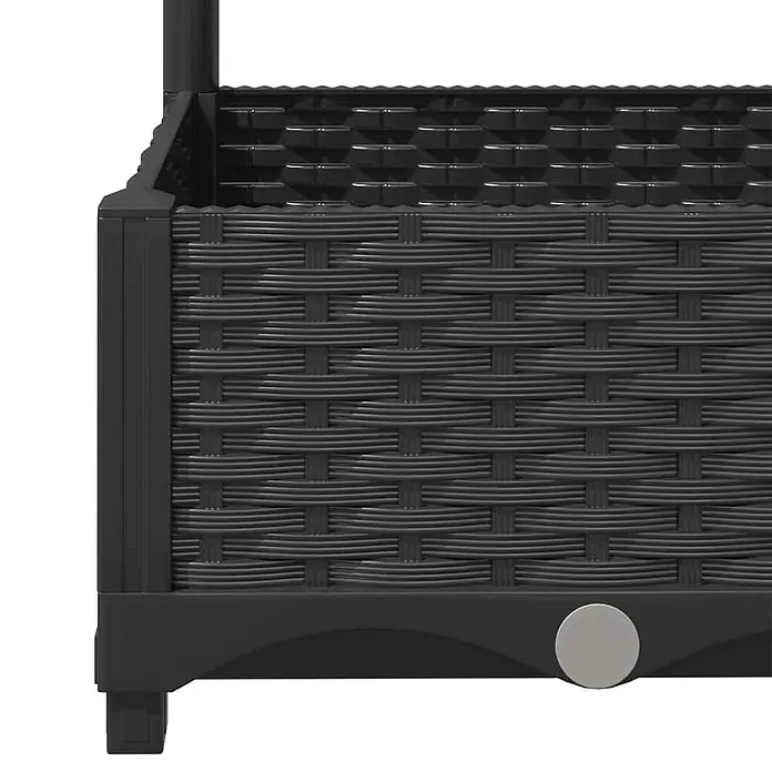 Furnicato Hochbeet - 40 x 120 x 121,5 cm, Kunststoff, Schwarz - Nahaufnahme eines dunkelgrauen Pflanzkübels aus Rattan-Stil-Kunststoff mit stabilem Rahmen und sichtbarem Rad.