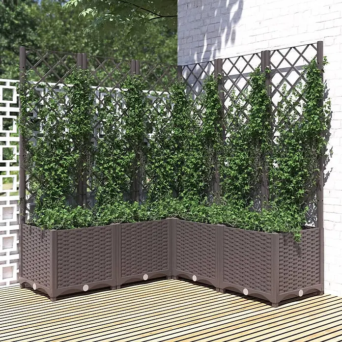 Furnicato Hochbeet - 120 x 120 x 136 cm, Kunststoff, Braun - Brauner Rattan-Look-Eckpflanzkübel mit integrierten Spalieren, bepflanzt mit grünen Kletterpflanzen, auf einer Holzterrasse.