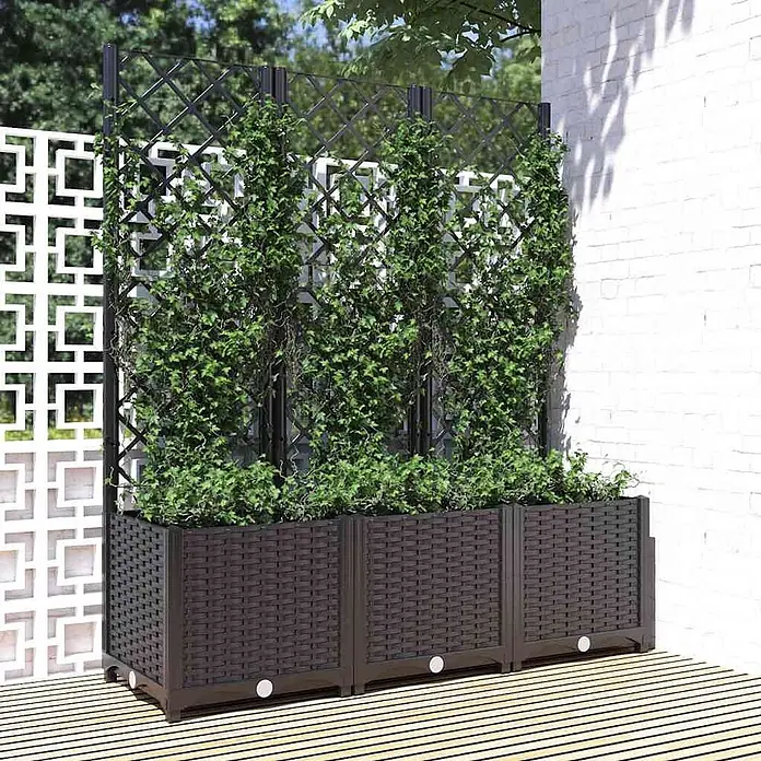 Furnicato Hochbeet - 40 x 120 x 136 cm, Kunststoff, Schwarz - Drei dunkelbraune Pflanzgefäße im Rattan-Stil mit Rankgittern und Kletterpflanzen, ideal als Sichtschutz auf der Terrasse.