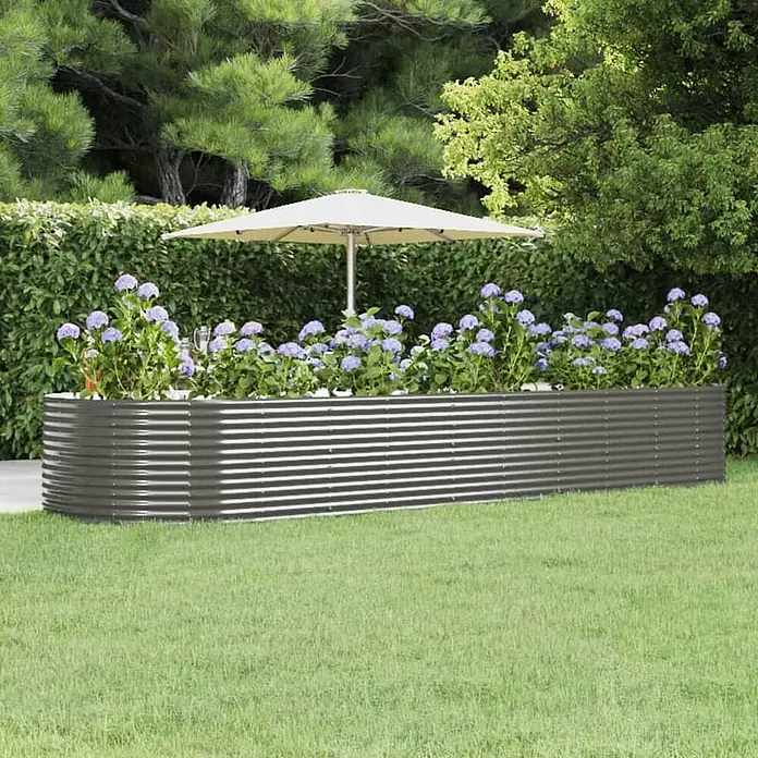 Furnicato Hochbeet - 447 x 140 x 68 cm, Stahl, Grau - Großes, dunkelgraues Hochbeet aus Wellblech, gefüllt mit lila Hortensien in einem Garten.
