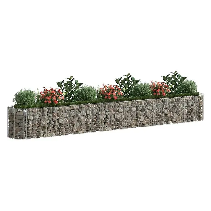Furnicato Gabionen-Hochbeet - 50 x 400 x 50 cm, Metall - Gabionen-Pflanzgefäß, ein rechteckiger Drahtkorb gefüllt mit Steinen, bepflanzt mit grünen Pflanzen und roten Blüten.