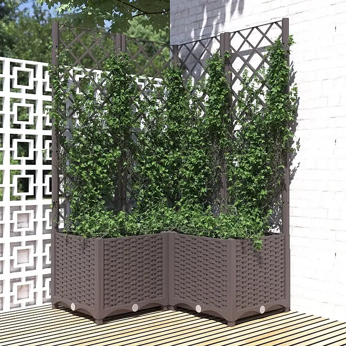 Furnicato Hochbeet - 80 x 80 x 136 cm, Kunststoff, Braun - Brauner Rattan-Pflanzkasten in L-Form mit Spalieren, auf denen grüne Kletterpflanzen auf einem Holzdeck wachsen.