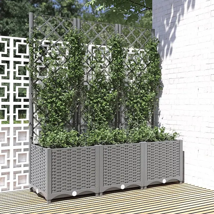 Furnicato Hochbeet - 40 x 120 x 136 cm, Kunststoff, Hellgrau - Drei graue Pflanzkästen aus Kunststoff im Rattan-Stil mit Spalier, bewachsen mit Kletterpflanzen, auf einem Holzdeck.