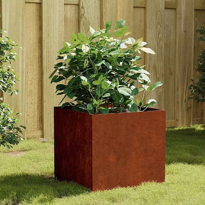 Furnicato Hochbeet - 41 x 40 x 40 cm, Stahl, Braun - Großer quadratischer, rostfarbener Metall-Pflanzkübel mit Pflanze im Garten.