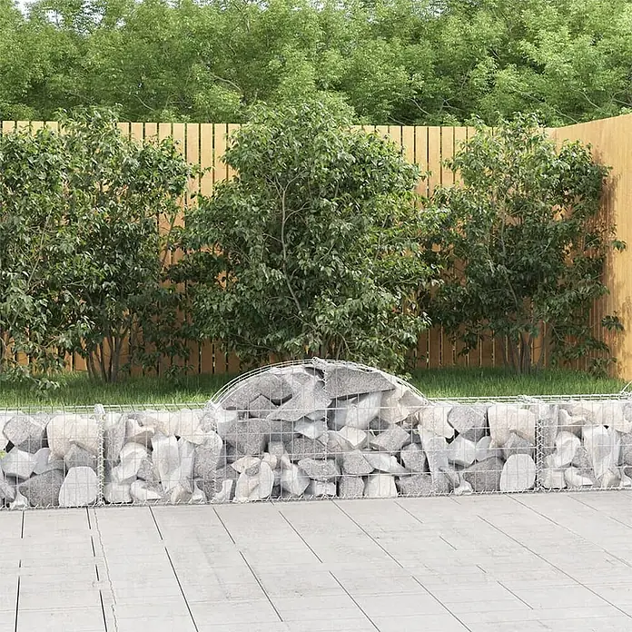 Furnicato Gabione - 60 x 200 x 30 cm, Metall, Maschenbreite: 50 mm, Maschenhöhe: 100 mm - Steingabionenwand mit gerundeter Oberkante, trennt Terrasse vom Garten. Graue Steine in Metallgitter.
