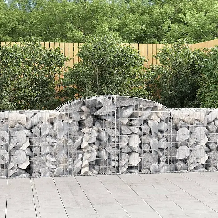 Furnicato Gabione - 50 x 300 x 100 cm, Metall, Maschenbreite: 50 mm, Maschenhöhe: 100 mm - Niedrige Gabionenwand, gefüllt mit grauen Steinen, als Gartenabtrennung im Freien.