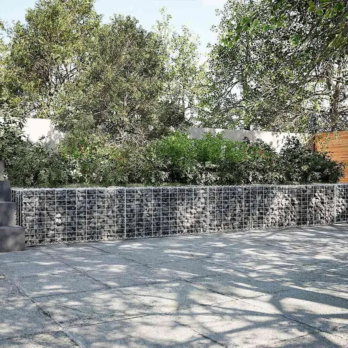 Furnicato Gabione - 700 x 50 x 50 cm, Metall, Maschenbreite: 50 mm, Maschenhöhe: 100 mm - Gabionenwand aus Drahtgeflecht mit dunklen Steinen gefüllt, als niedrige Gartenmauer oder Stützwand.