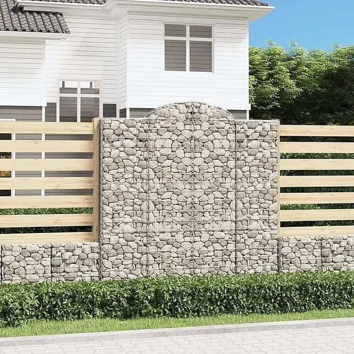 Furnicato Gabione - 50 x 200 x 220 cm, Metall, Maschenbreite: 50 mm, Maschenhöhe: 100 mm - Ein modernes Zaunsystem aus gabionengefüllten Steinkörben und horizontalen Holzlatten, trennt einen Garten von einem Bürgersteig.