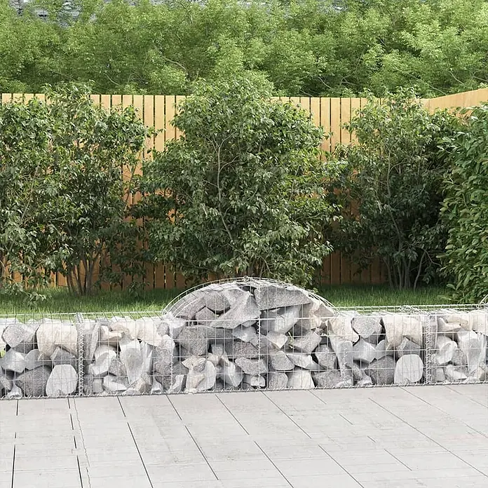 Furnicato Gabione - 60 x 200 x 50 cm, Metall, Maschenbreite: 50 mm, Maschenhöhe: 100 mm - Gabionenmauer mit Bogenform, aus Metallgeflecht gefüllt mit grauen Steinen, im Garten.