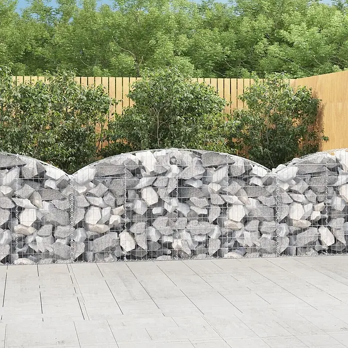 Furnicato Gabione - 100 x 200 x 30 cm, Metall, Maschenbreite: 50 mm, Maschenhöhe: 100 mm - Geschwungene Gabionenwand aus grauem Stein und Metallgeflecht, als Gartenteiler im Außenbereich.