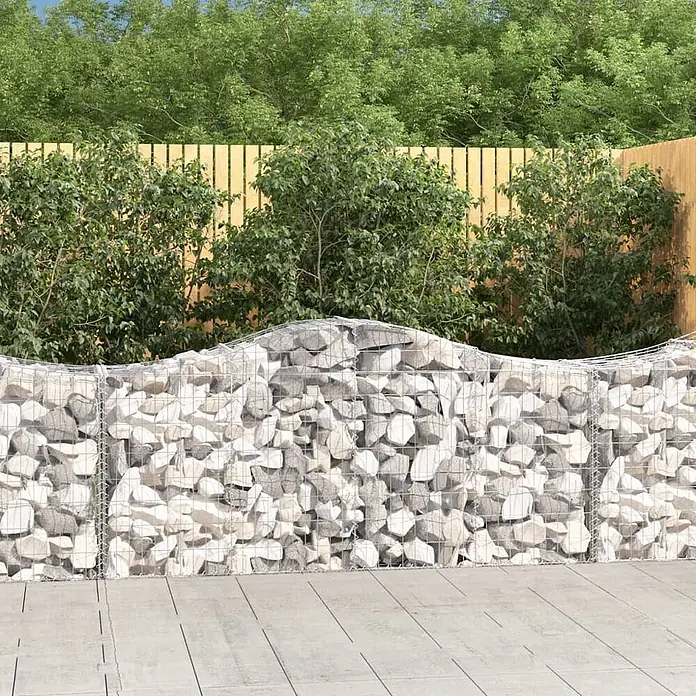 Furnicato Gabione - 50 x 200 x 100 cm, Metall, Maschenbreite: 50 mm, Maschenhöhe: 100 mm - Gebogene Gabionenwand mit hellgrauen und weißen Steinen als dekorativer Gartenzaun mit wellenförmiger Oberkante.